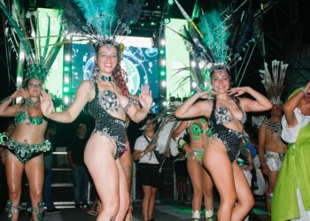 Don Orione sigue de carnaval con la Comparsa Esmeralda y la fiesta de la espuma