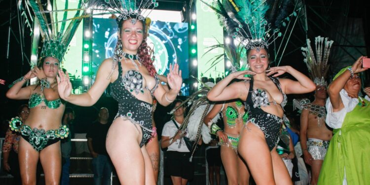Don Orione sigue de carnaval con la Comparsa Esmeralda y la fiesta de la espuma