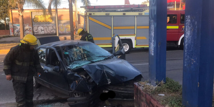 Un automovilista chocó contra un cantero en Adrogué