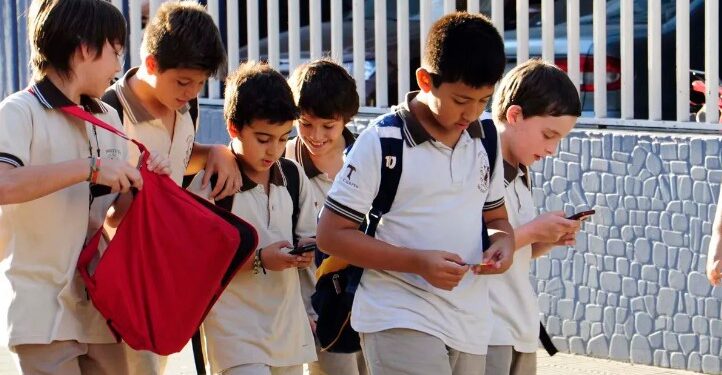 Ponen un tope de aumento a los colegios privados y lanzan útiles a «precios justos»