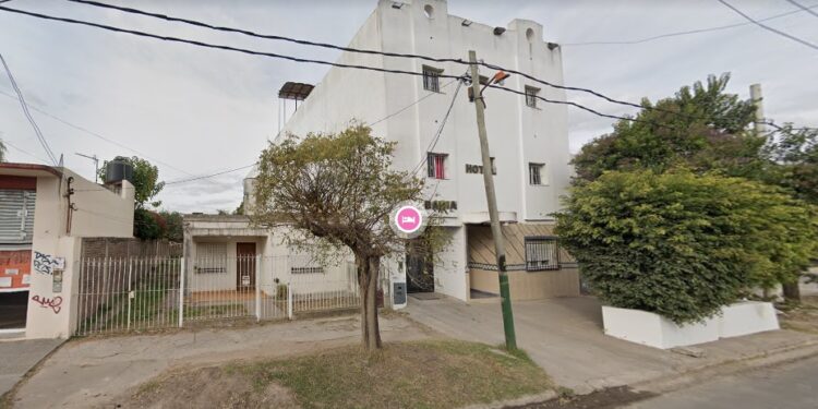 Horror en un hotel de Glew: investigan la muerte de una mujer embarazada