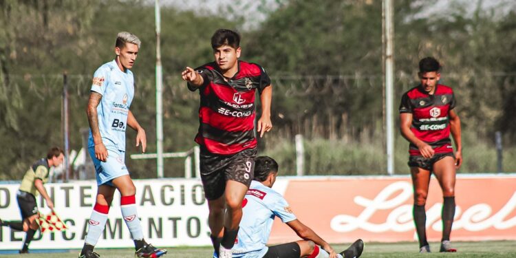 Otra vez ganó Claypole y es puntero junto con Español