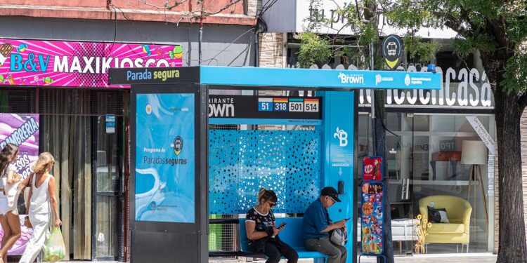 Instalan 150 «Paradas Seguras» con cámaras, botón antipánico e intercomunicador en Brown