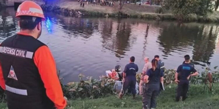 Lanús: murió un joven que se tiró al Riachuelo a buscar una pelota