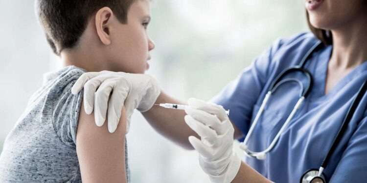 Piden completar el calendario de vacunas antes del regreso a clases