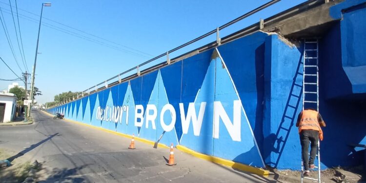 El municipio renueva el puente de Claypole con trabajos de embellecimiento