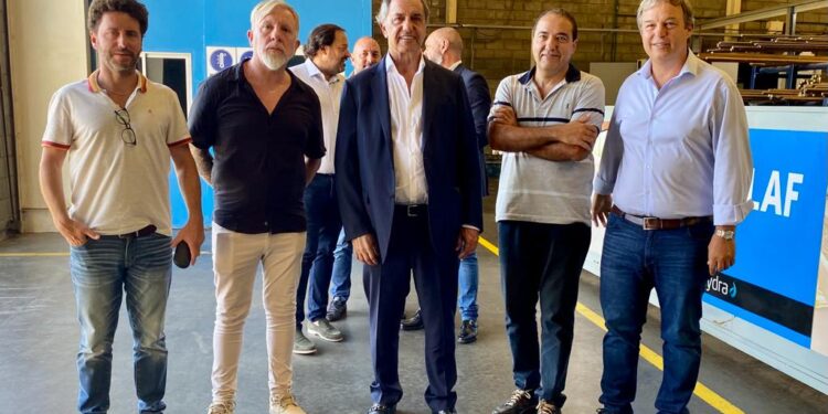 Scioli y Cascallares recorrieron una de las fábricas de grifería más importantes del país