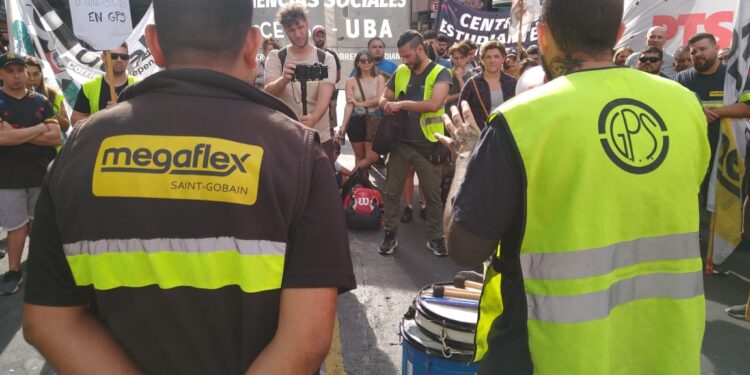 Los trabajadores de Megaflex cortaron el puente Pueyrredón para reclamar por los despidos