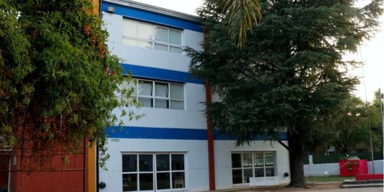 Padres y madres denuncian la falta de agua potable en un colegio privado de Guernica