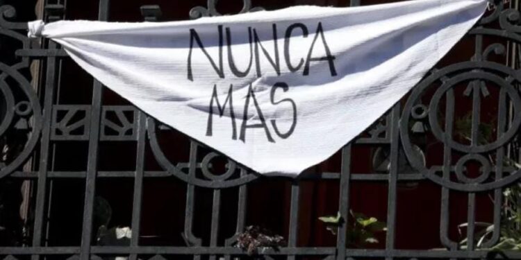 Con la banda Arbolito, Brown conmemora el Día de la Memoria por la Verdad y la Justicia