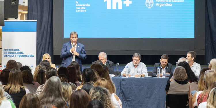 Presentaron en Brown el programa que suma horas de clase en las escuelas