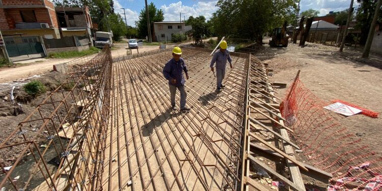 Construyen dos puentes vehiculares, pavimento y veredas en los márgenes del Arroyo del Rey