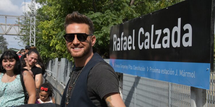 Axel volvió al barrio, cantó en Calzada, viajó en tren y cerró ante una multitud en Constitución