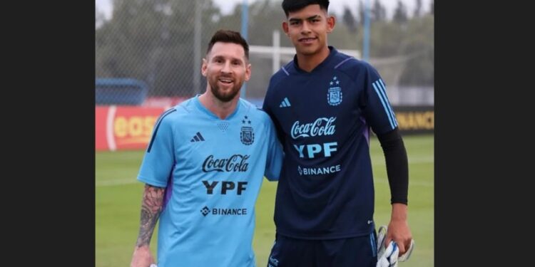 La foto viral de un joven de Glew con Messi y su abrazo con Dibu Martínez