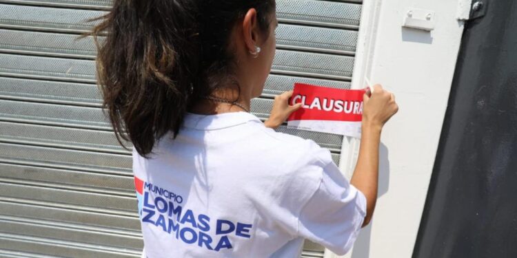 Clausuraron el Carrefour de Lomas por vender productos vencidos