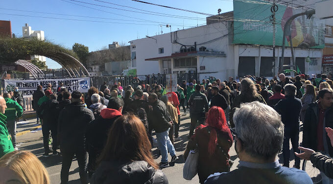 Trabajadores municipales de Lanús marchan contra un funcionario acusado de abuso