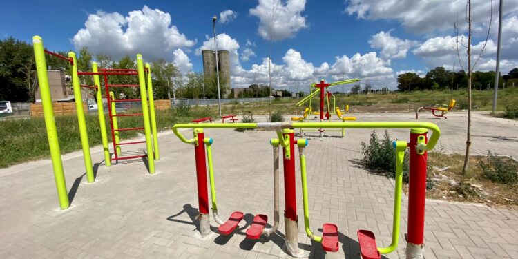 Instalan juegos infantiles e infraestructura para hacer ejercicio en el Parque Don Orione
