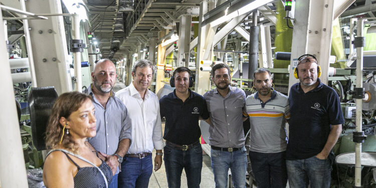 Recorren una empresa textil de Burzaco que potencia su producción y genera empleo