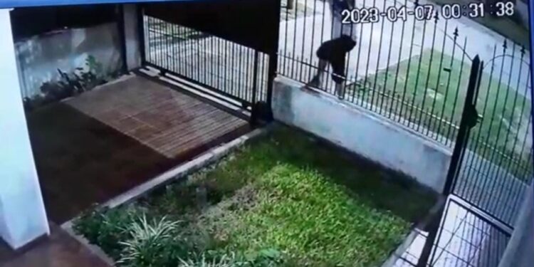 Burzaco: saltó las rejas para robar una bomba de agua y lo registraron las cámaras