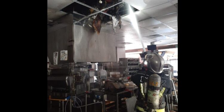 Sofocaron un incendio en un famoso local de comidas rápidas de Lomas