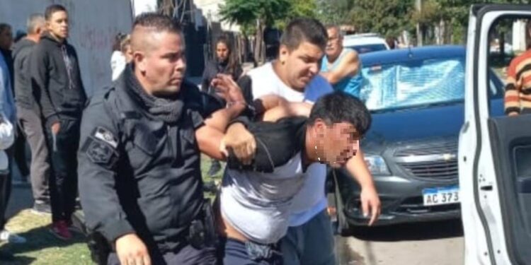 Burzaco: casi linchan a una persona con una enfermedad mental por masturbarse frente a una escuela