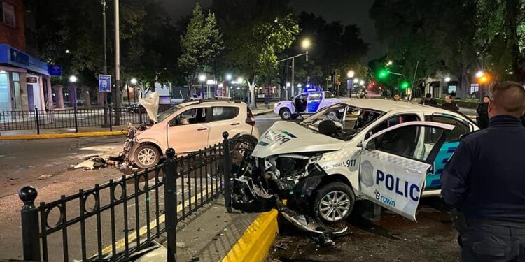Adrogué: tres heridos en un grave choque entre un auto y un patrullero