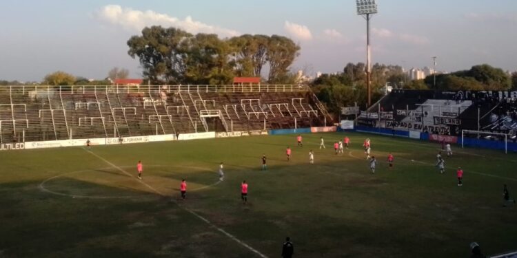 Claypole apenas empató y Sanma tiene la chance de subirse a la punta