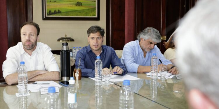 Kicillof convocó a docentes y estatales para discutir aumentos salariales