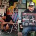 Un artista que pinta escenas bizarras del Conurbano presenta sus obras en Adrogué