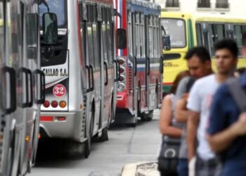 Unas 200 líneas de colectivos reducen frecuencias para reclamar por subsidios