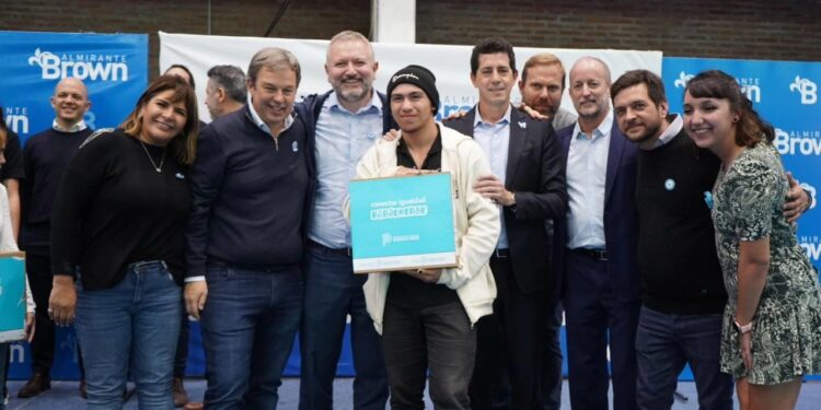 Wado De Pedro entregó casi 1000 netbooks a alumnos de Brown