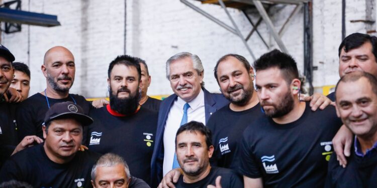 Llavallol: Alberto visitó una cooperativa y pidió «no entregar el poder a los que le bajaron el sueldo a los jubilados»