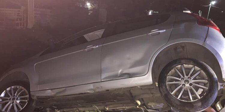 Longchamps: perdió el control del auto y se cayó a la zanja