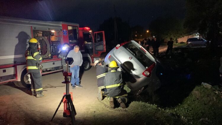 Longchamps: perdió el control del auto y se cayó a la zanja