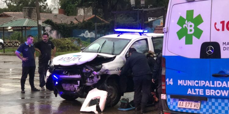 Burzaco: cuatro heridos por un choque de frente entre un patrullero y un auto