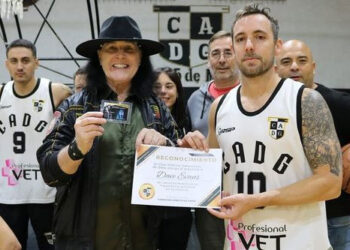 El ex vocalista de AC/DC cantará en Defensores de Glew