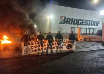 Una semana de paro por despidos en Firestone y los trabajadores denuncian la importación de cubiertas