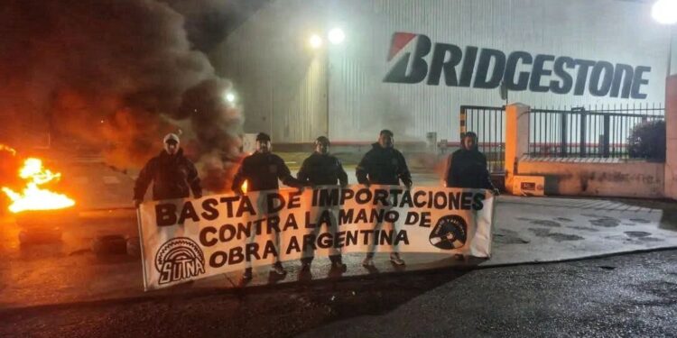 Una semana de paro por despidos en Firestone y los trabajadores denuncian la importación de cubiertas