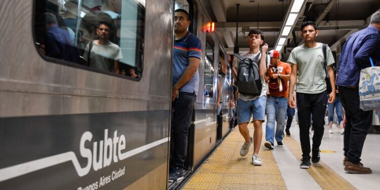 El subte aumenta 15 por ciento y costará 67 pesos