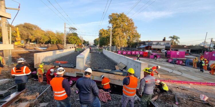 Instalaron el puente ferroviario en el paso bajo nivel de Rafael Calzada