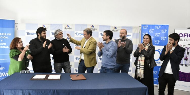 Firman un convenio para brindar talleres de capacitación