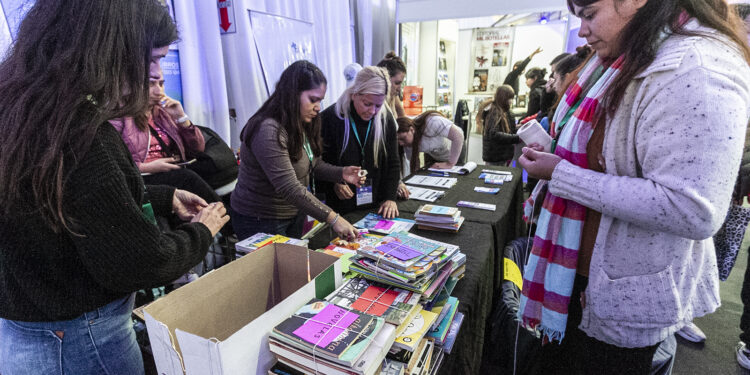 Solidaridad: vecinos de Brown donaron más de 700 libros para una biblioteca de Barrio Lindo