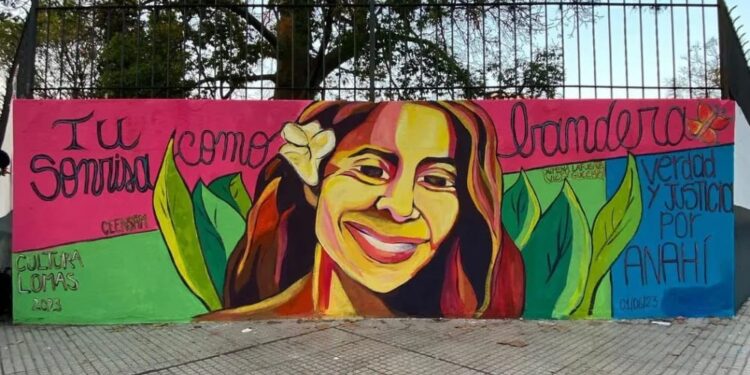 Banfield: estudiantes pintaron un mural en homenaje a Anahí Benítez