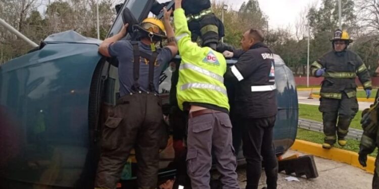 Lanús: volcó el auto mientras daba la prueba de manejo