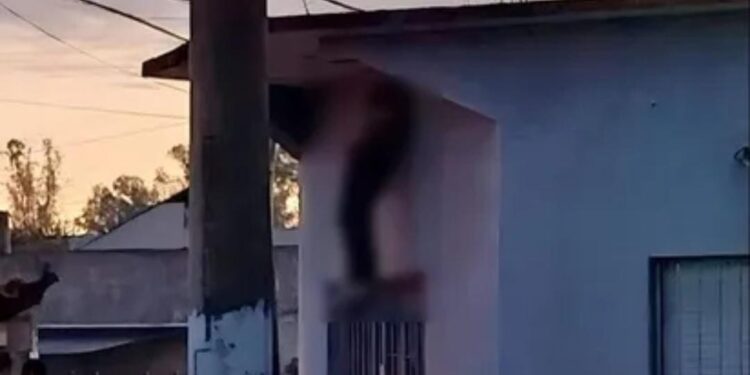 Llavallol: intentó robar, quedó trabado entre las rejas y murió asfixiado