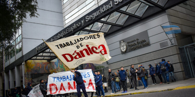 Llavallol: paro en la ex Firestone y en Dánica para pedir aumento salarial