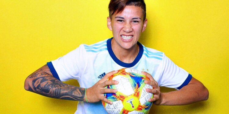 Lorena Benítez: la joven de Guillón que se hizo pasar por varón para jugar, es figura de la Selección y jugará su segundo mundial