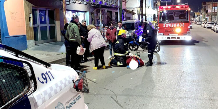 Longchamps: un motociclista atropelló a un peatón que debió ser asistido