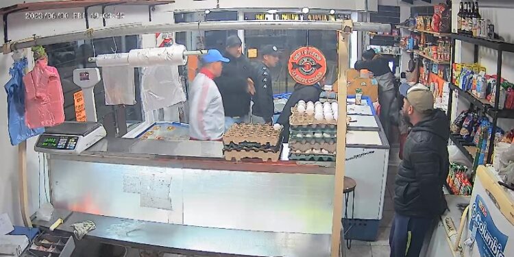 Robo piraña en una pollería de Longchamps: se hicieron pasar por clientes y le vaciaron la caja