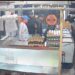 Robo piraña en una pollería de Longchamps: se hicieron pasar por clientes y le vaciaron la caja